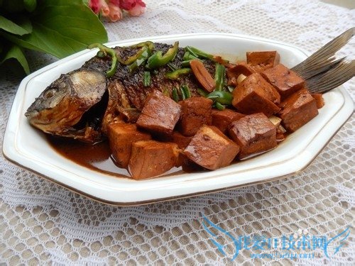 家常下饭菜:红烧鲫鱼豆腐