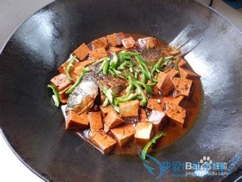 家常下饭菜:红烧鲫鱼豆腐