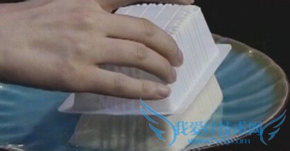 如何取出完整的盒装豆腐