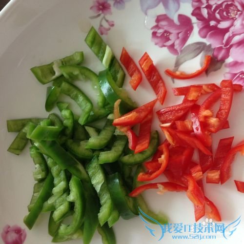 自创荤菜:卤豆干炒青红双椒肉丝