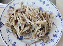 茶树菇菇炒茼蒿