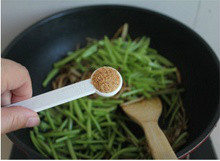 茶树菇菇炒茼蒿