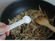 茶树菇菇炒茼蒿