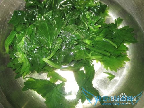 夏日降压菜——芹菜叶拌豆腐