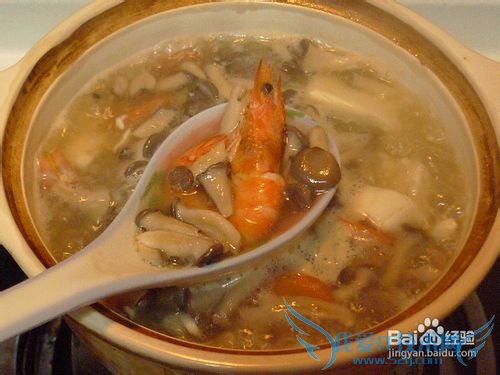 温暖鲜美的----鲜虾豆腐菌菇煲