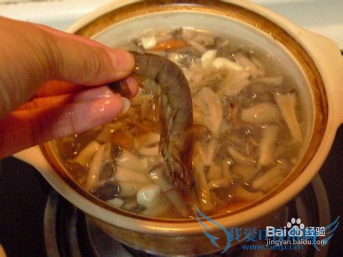 温暖鲜美的----鲜虾豆腐菌菇煲