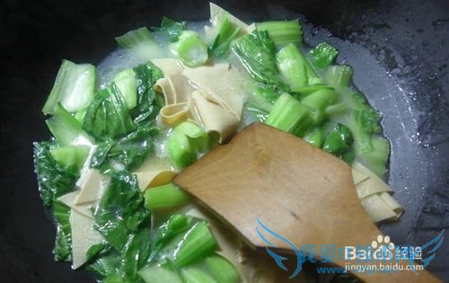 浓汤宝菜芯煮豆腐皮的介绍