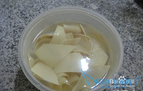 浓汤宝菜芯煮豆腐皮的介绍
