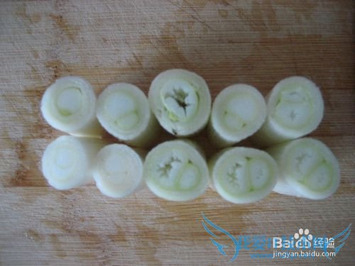 缓解头痛的药膳——炸葱管豆腐