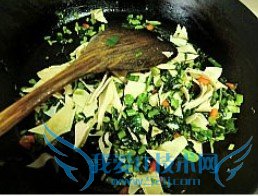 雪菜炒豆腐皮的做法