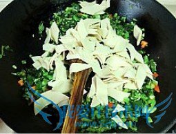 雪菜炒豆腐皮的做法