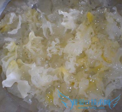 怎样做促进宝宝骨骼发育的银耳豆腐