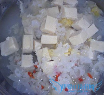 怎样做促进宝宝骨骼发育的银耳豆腐