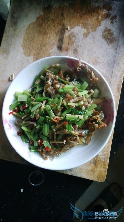 如何做芹菜炒腊青蛙这道菜