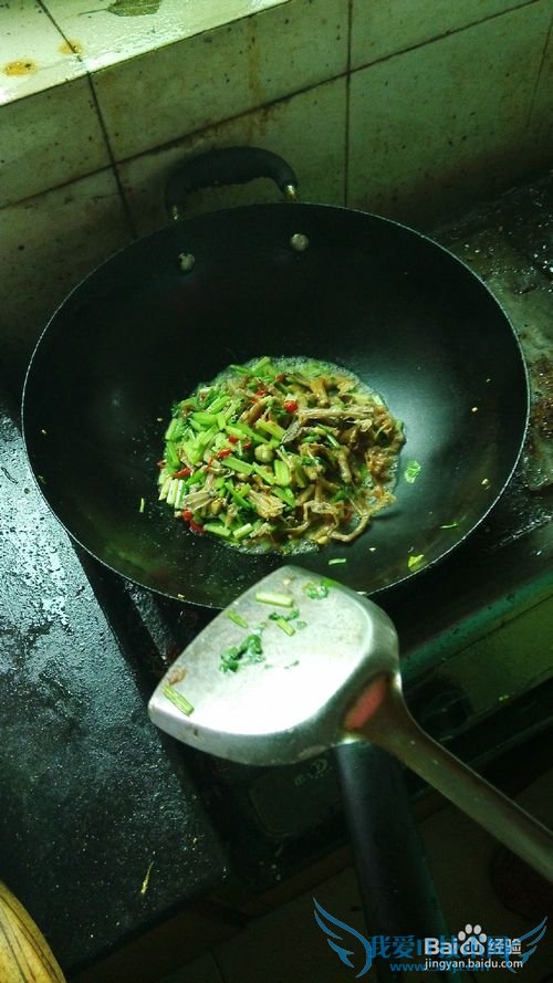 如何做芹菜炒腊青蛙这道菜