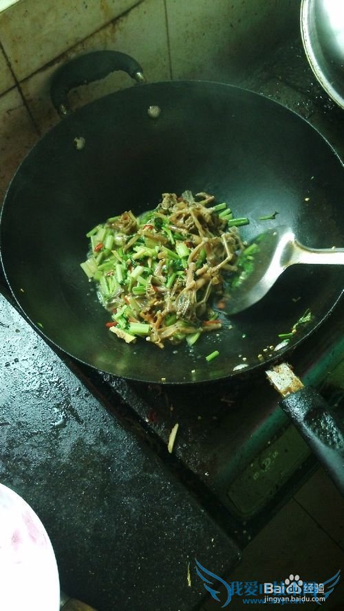 如何做芹菜炒腊青蛙这道菜