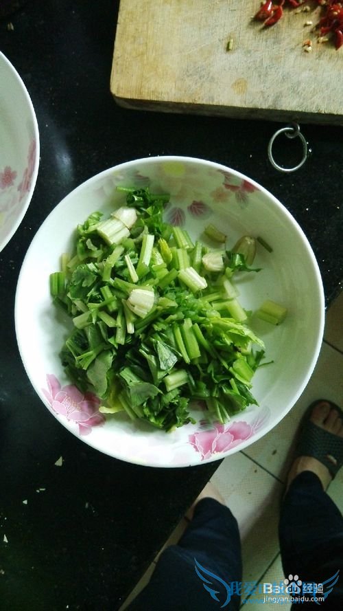 如何做芹菜炒腊青蛙这道菜