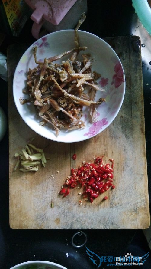 如何做芹菜炒腊青蛙这道菜