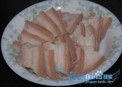 如果在微波炉中做白菜炒回锅肉?