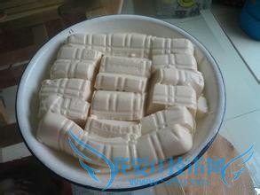如何完整取出盒装水豆腐
