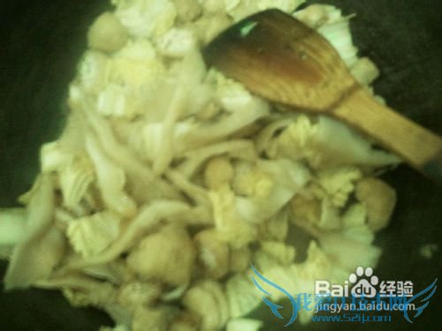 油豆腐炒平菇的做法