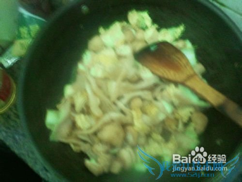 油豆腐炒平菇的做法