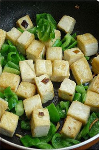 青椒炒豆腐教你豆腐不碎妙招
