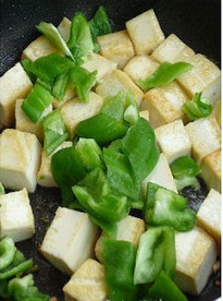 青椒炒豆腐教你豆腐不碎妙招