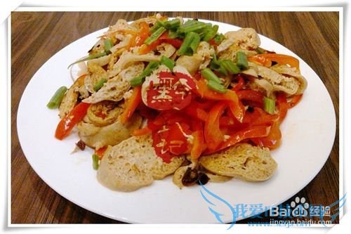 红椒炒灰豆腐果