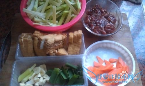 家常好味道--芹香油豆腐