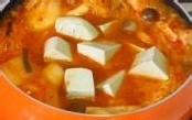 简单美味:黑豆腐泡菜锅