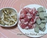 简单美味:黑豆腐泡菜锅