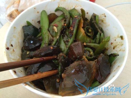 烧(烤)辣椒拌皮蛋