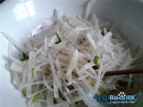 怎么做凉拌白萝卜菜——口感清脆味道鲜美