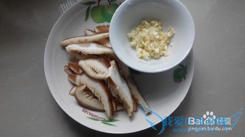 下厨:香菇蒜蓉油麦菜