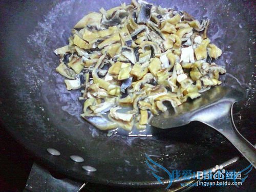 风味独特的鲨鱼炒法