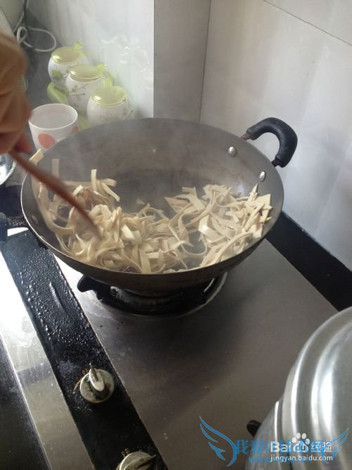 酱油肉炒豆腐皮的做法