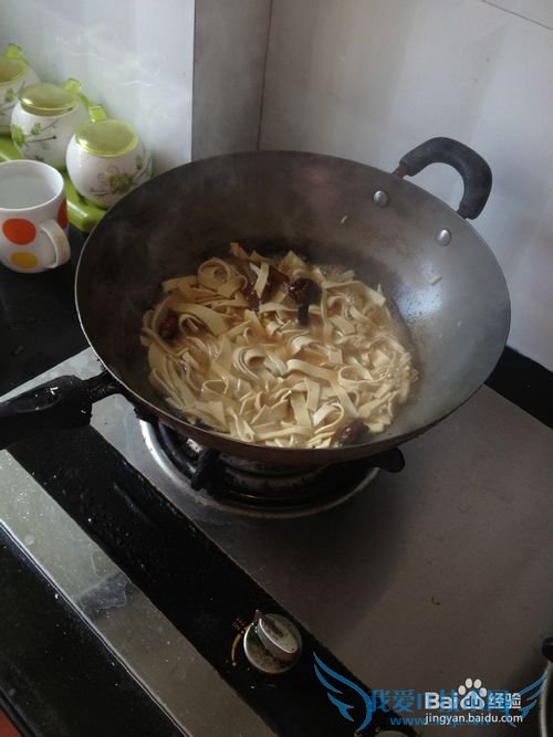 酱油肉炒豆腐皮的做法