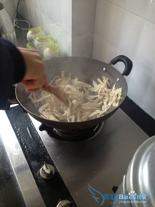 酱油肉炒豆腐皮的做法