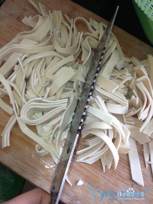 酱油肉炒豆腐皮的做法