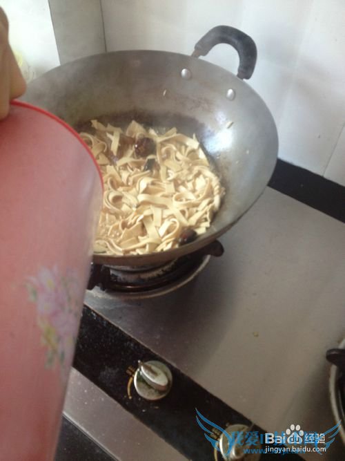 酱油肉炒豆腐皮的做法