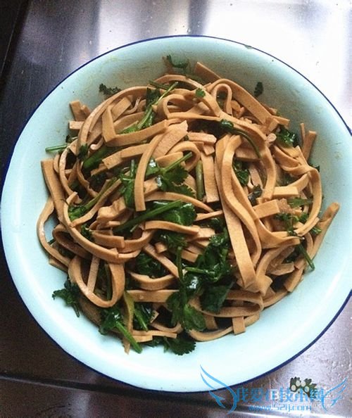 家常豆腐皮炒香菜