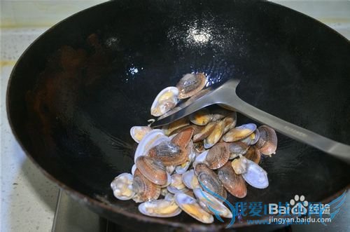 味道鲜美的花甲炒尖椒