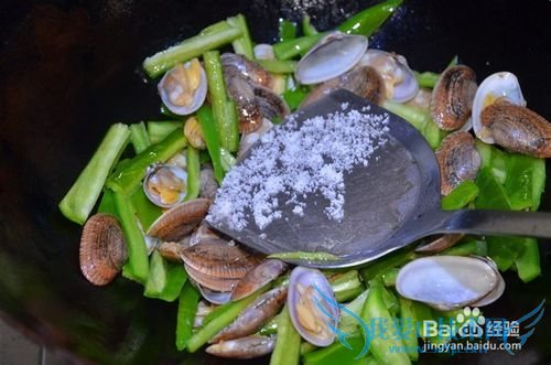 味道鲜美的花甲炒尖椒