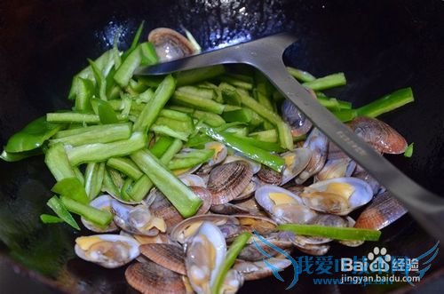 味道鲜美的花甲炒尖椒