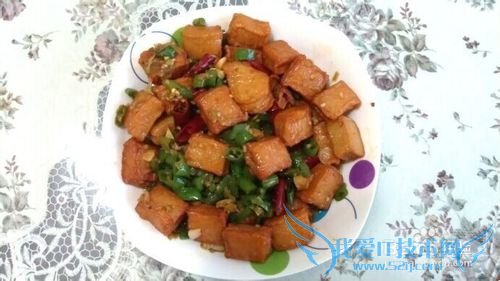 香喷喷的青椒炒鱼豆腐