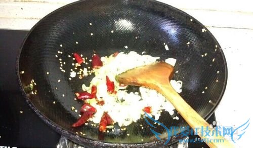 香喷喷的青椒炒鱼豆腐