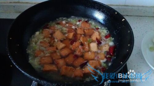 香喷喷的青椒炒鱼豆腐