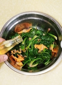 “赤贝拌菠菜贵味多”