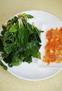 “赤贝拌菠菜贵味多”